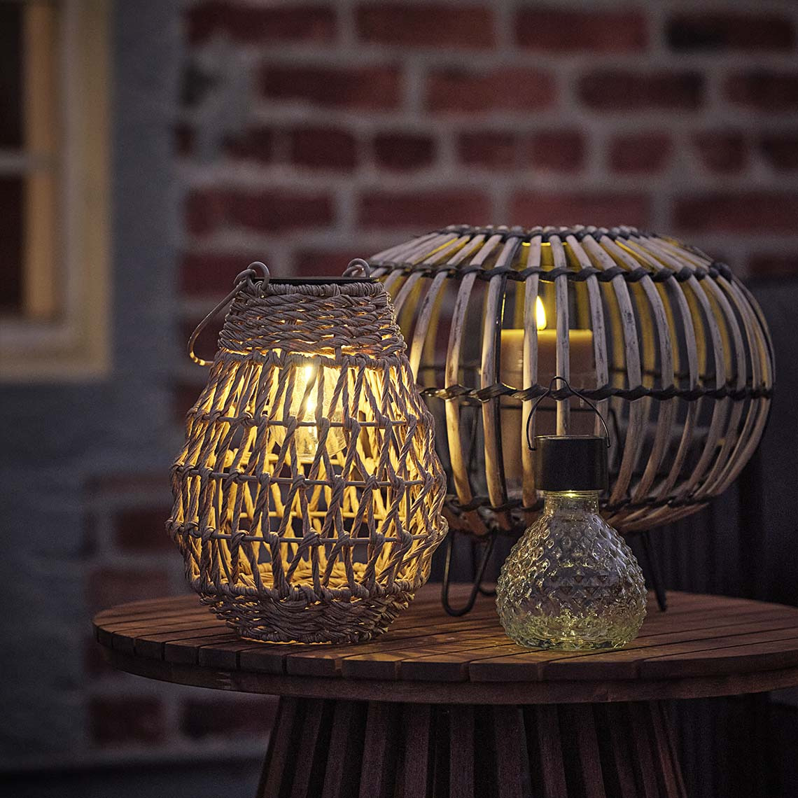 ENGHAUK-Laterne, LAPPSPURV-Solarlampe und BREMSE-Batterielampe Außenlaterne, Solarlaterne und Solar-Gartenleuchte, die nachts ein warmes Licht ausstrahlen