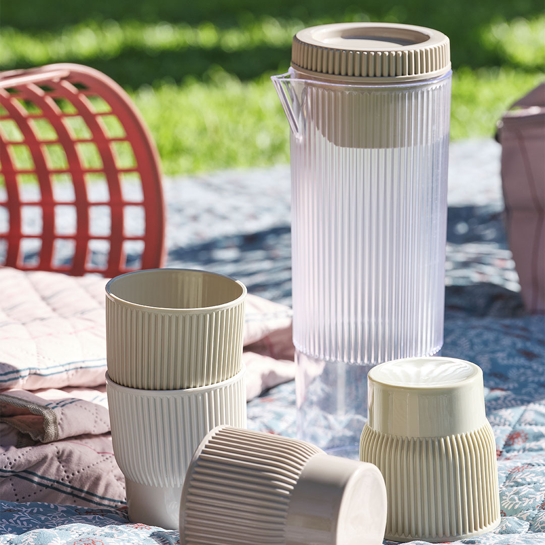 TJIM Picknick-Krug mit vier passenden Bechern Picknick-Essentials: Krug mit vier passenden Bechern auf einer Picknickdecke