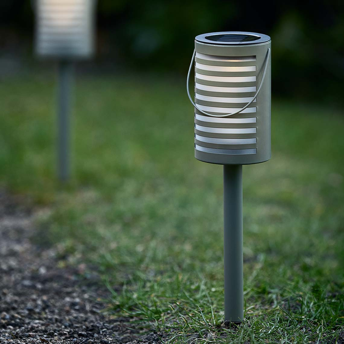 Die Solarlampe ist modernes, skandinavisches Design, das in den Rasen gesteckt wird