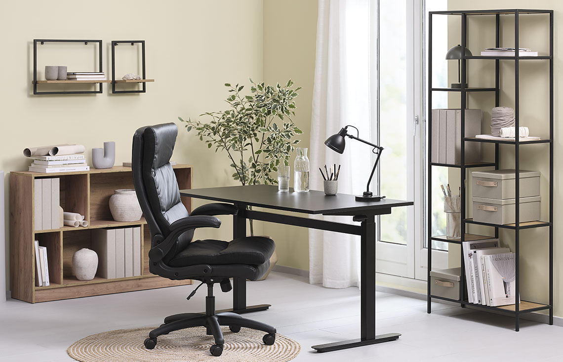 KASTBJERG Bürostuhl, LUNDTOFT Stehschreibtisch und TRAPPEDAL Wandregal Bürostuhl mit hoher Rückenlehne, Stehschreibtisch und Wandregale im Homeoffice