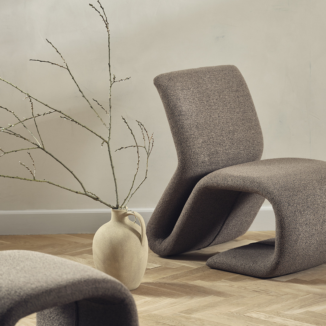 KJARTAN-Vase und GULDBJERG-Sessel Beigefarbene Vase und Sessel