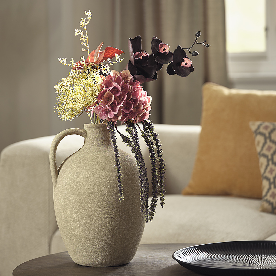 Vase von KJARTAN und Kunstblumen von GODFRED Vase mit Kunstblumen im Wohnzimmer
