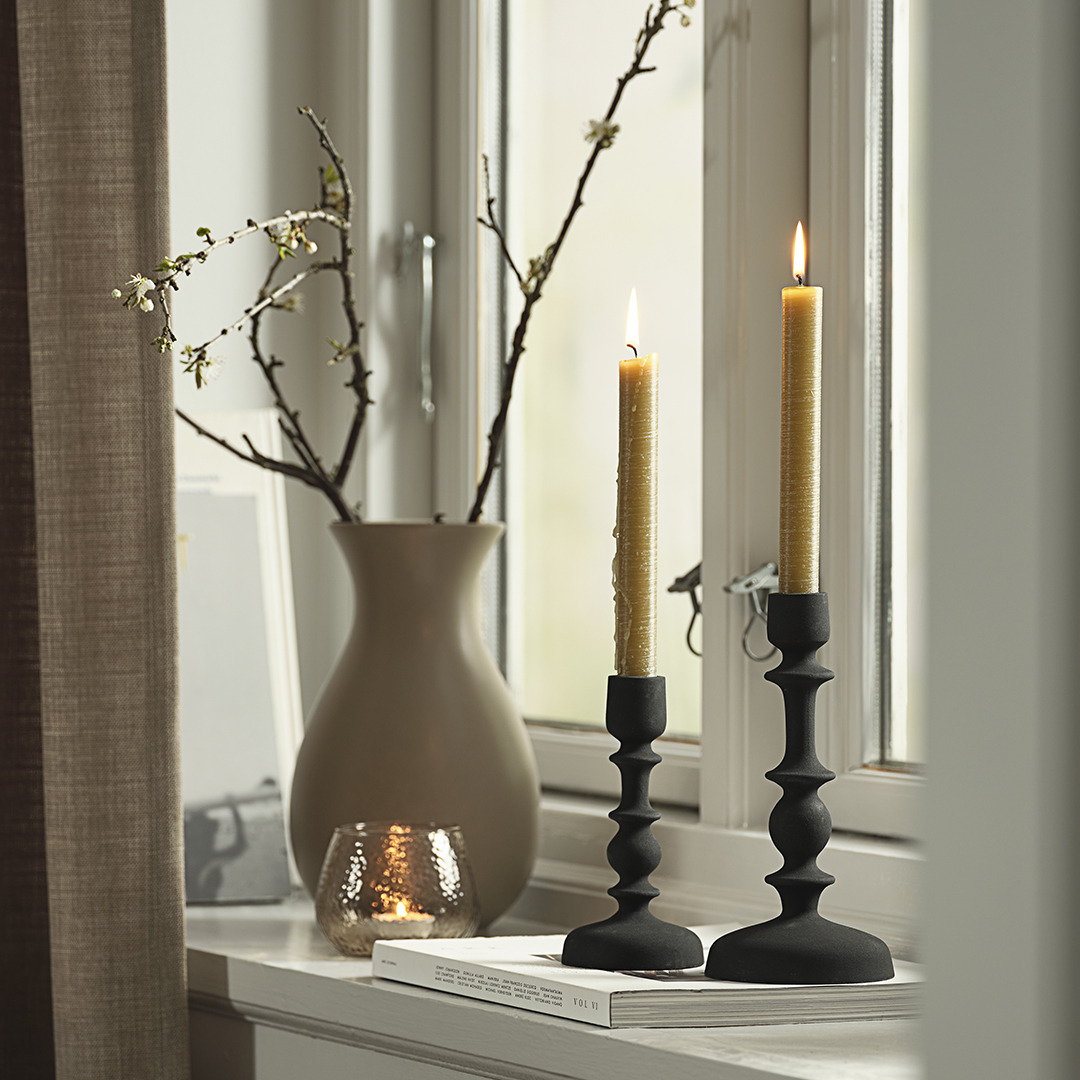 BERTEL Spitzkerzen, ALLAN Teelichthalter, FREI Vase und CASPAR Kerzenständer Vase und Kerzenständer mit Kerzen auf der Fensterbank