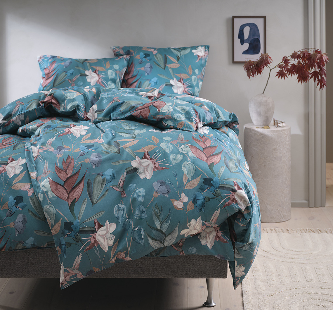 BERTHA Bettbezugsset mit großen Blumenmotiven auf petrolfarbenem Hintergrund Bettwäsche mit Blumenmotiven im Schlafzimmer