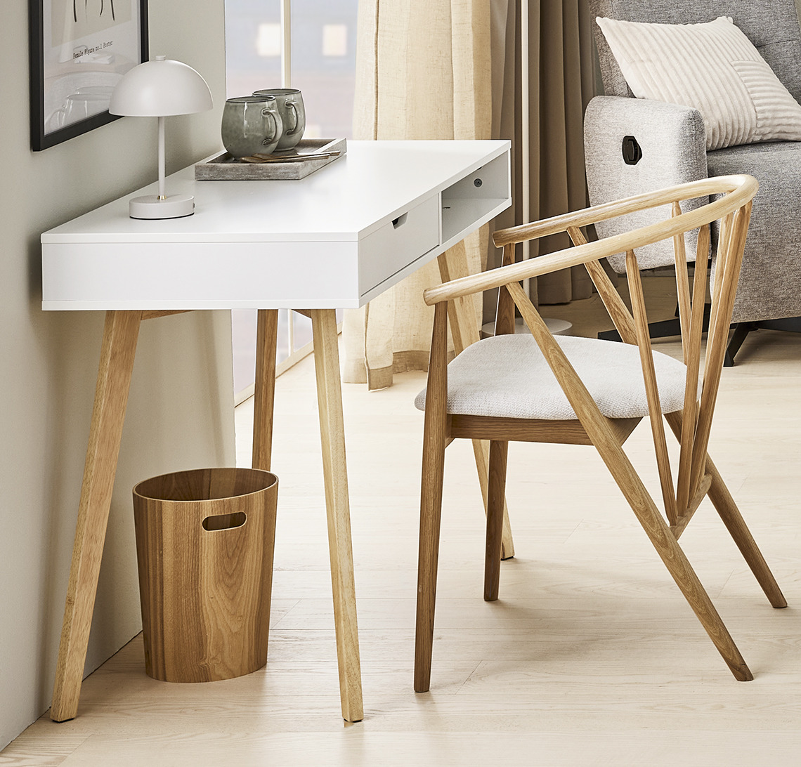 TAMHOLT Schreibtisch und ARNBORG Esszimmerstuhl Schreibtisch und Esszimmerstuhl im Wohnzimmer