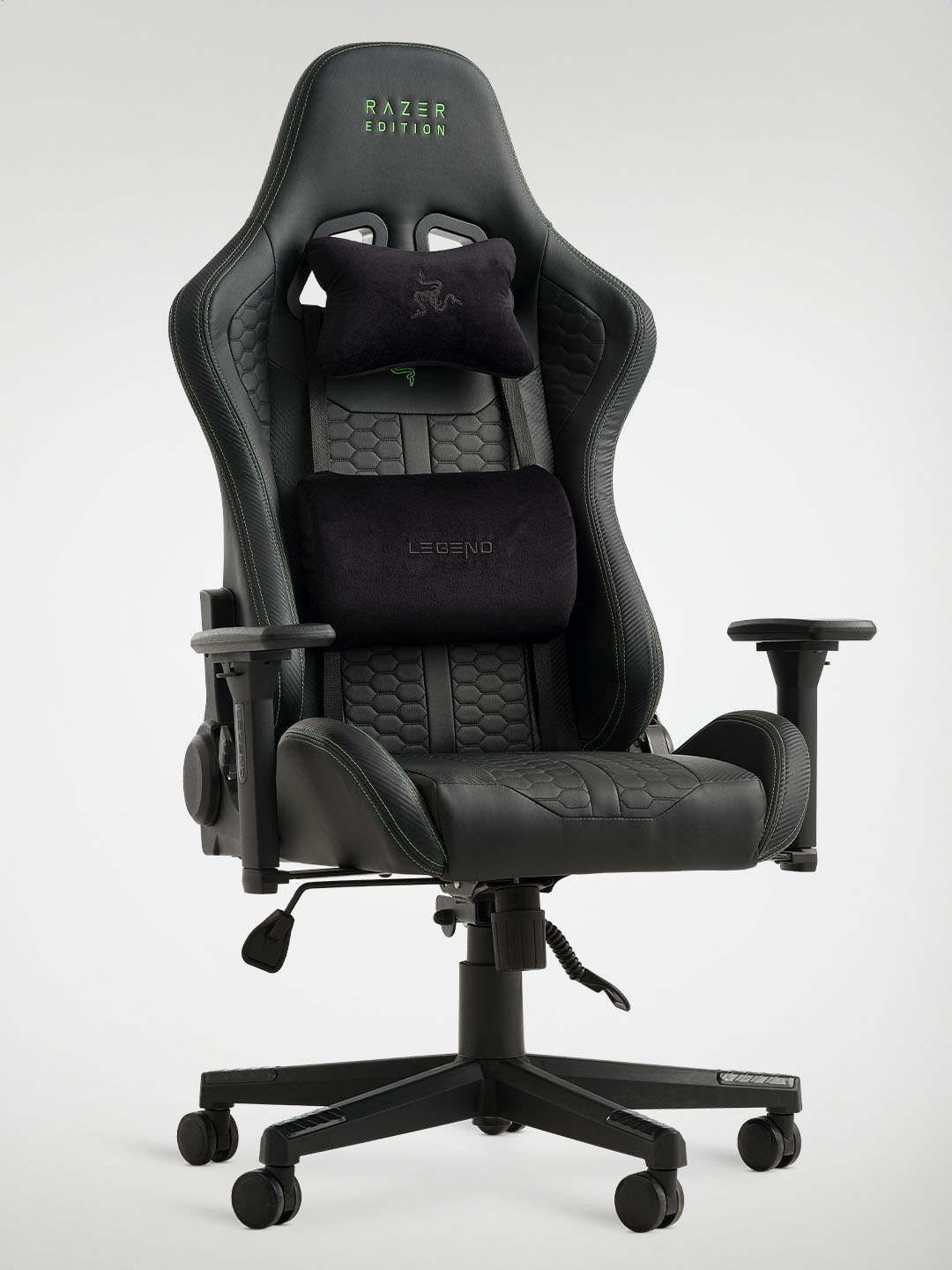 Schwarzer Razer Gaming-Stuhl mit hoher Rückenlehne, verstellbaren Armlehnen und gepolsterten Kissen für ergonomischen Komfort