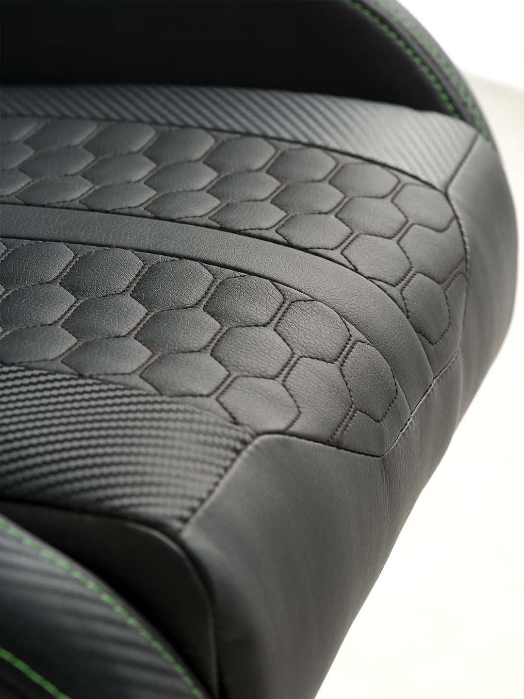 Sitzfläche des schwarzen Razer Gaming-Stuhls mit erhabenem Hexagon-Muster und Carbon-Optik-Akzenten