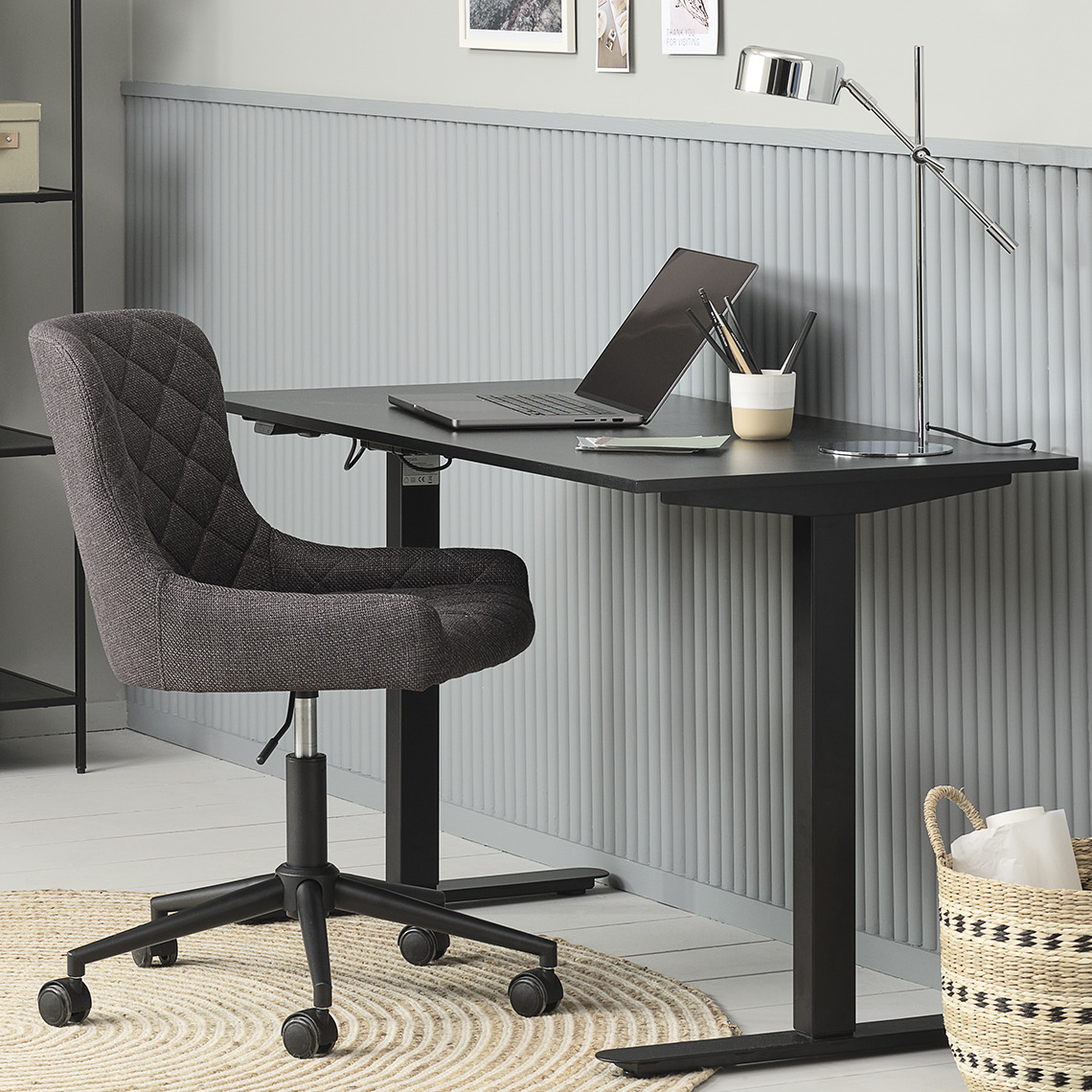 Verstellbarer Schreibtisch SVANEKE und Schreibtischstuhl PEBRINGE Verstellbarer Schreibtisch und Schreibtischstuhl im Homeoffice