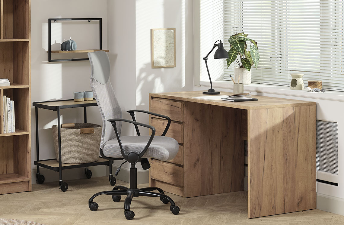 LIMFJORDEN Schreibtisch und BILLUM Bürostuhl Schreibtisch mit Schubladen in einem Homeoffice