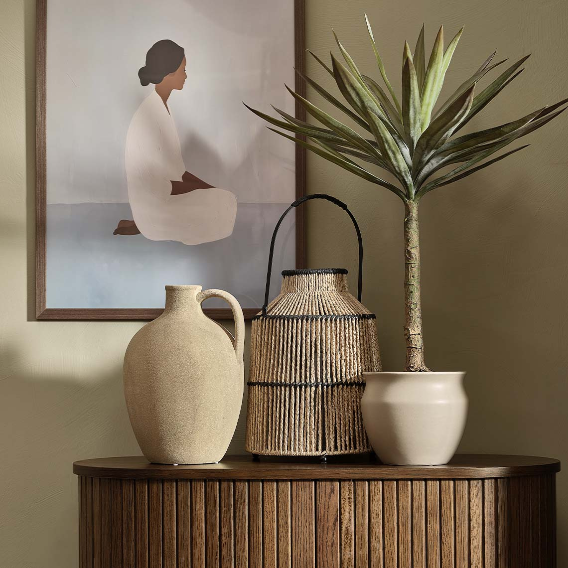 Kunstpflanze, Blumentopf und hohe Vase auf einem Sideboard