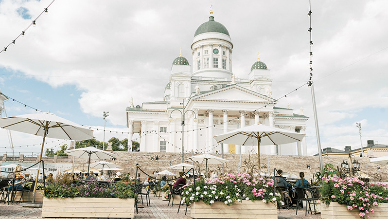 Ein öffentlicher Platz in Helsinki mit Café-Tischen und Stühlen von JYSK