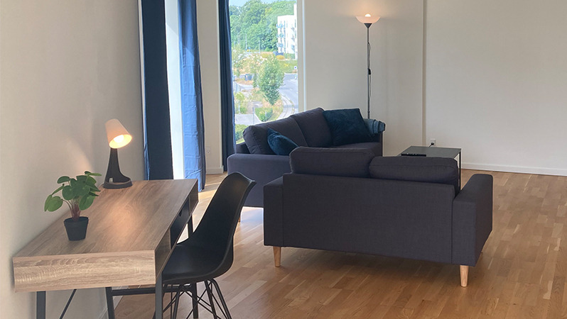 Ein Wohnbereich mit einer Sitzecke und einem Schreibtisch von JYSK
