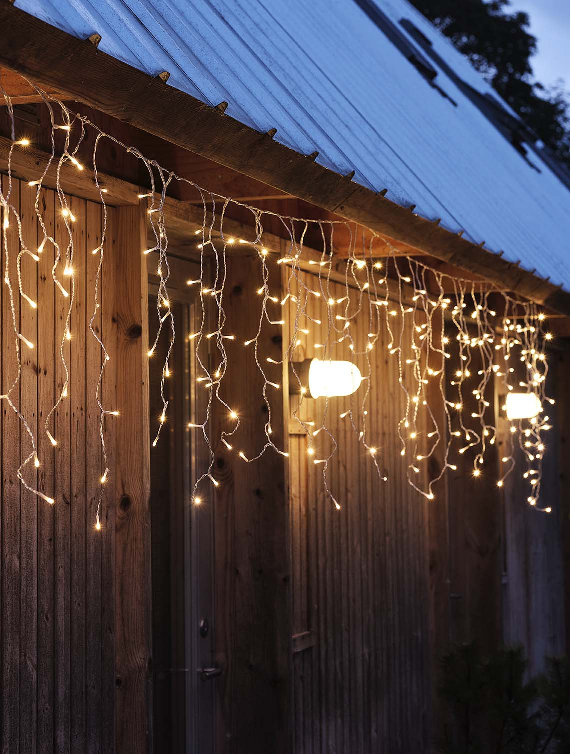 SNOTRA Lichterkette mit Timer Lichterkette an einer Hauswand im Dunkeln