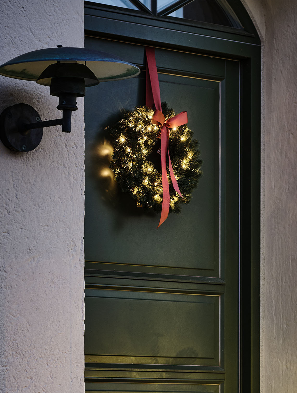 FENRIS Weihnachtskranz mit Timer Beleuchteter Weihnachtskranz an einer Haustür