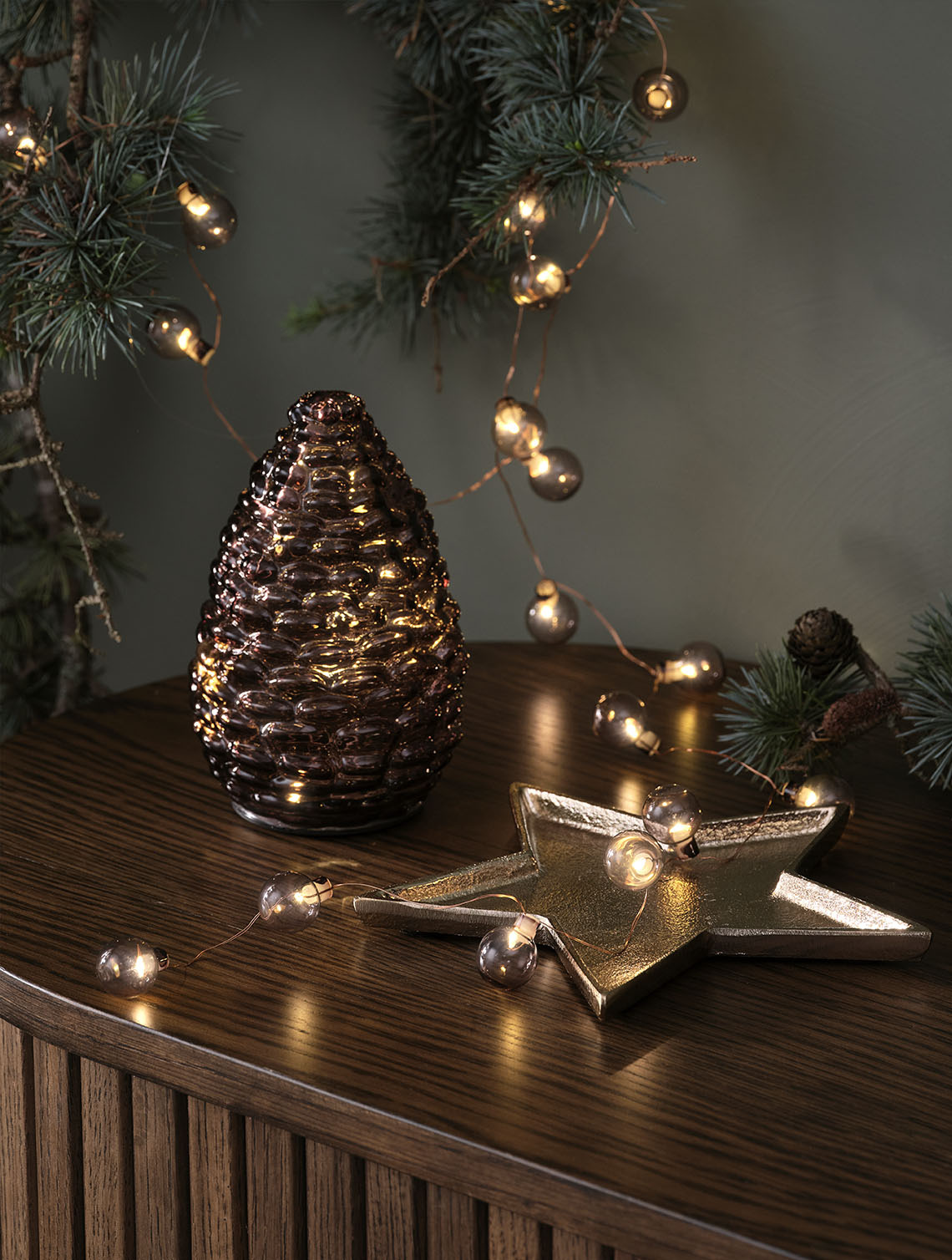 DELLING Glaskegel und ALV Lichterkette Dekorative Weihnachtsbeleuchtung mit Glaskegel und goldener Lichterkette