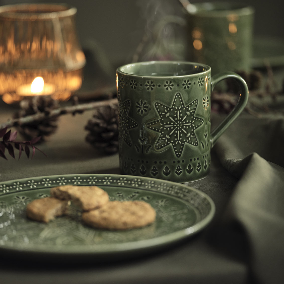 MALAKIT Teller und Tasse Grüner Weihnachtsteller und grüne Weihnachtstasse auf dem festlich gedeckten Tisch