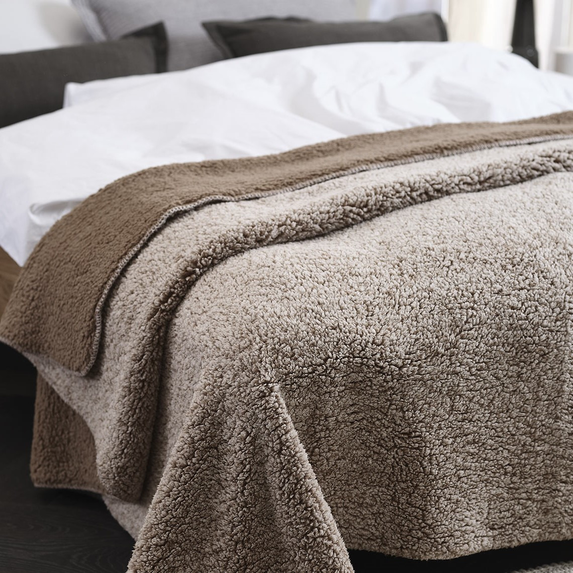 STORFRYTLE Kuscheldecke Braune Fleecedecke auf einem Bett im Schlafzimmer