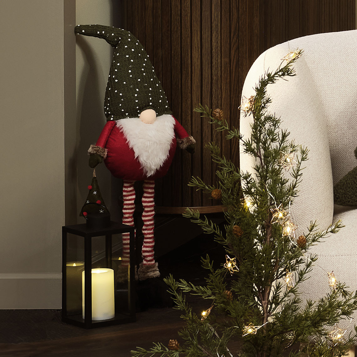 Skandinavischer Weihnachtswichtel mit runder Nase, weißem Bart und grauer Mütze Großer Weihnachtswichtel mit verstellbaren Beinen