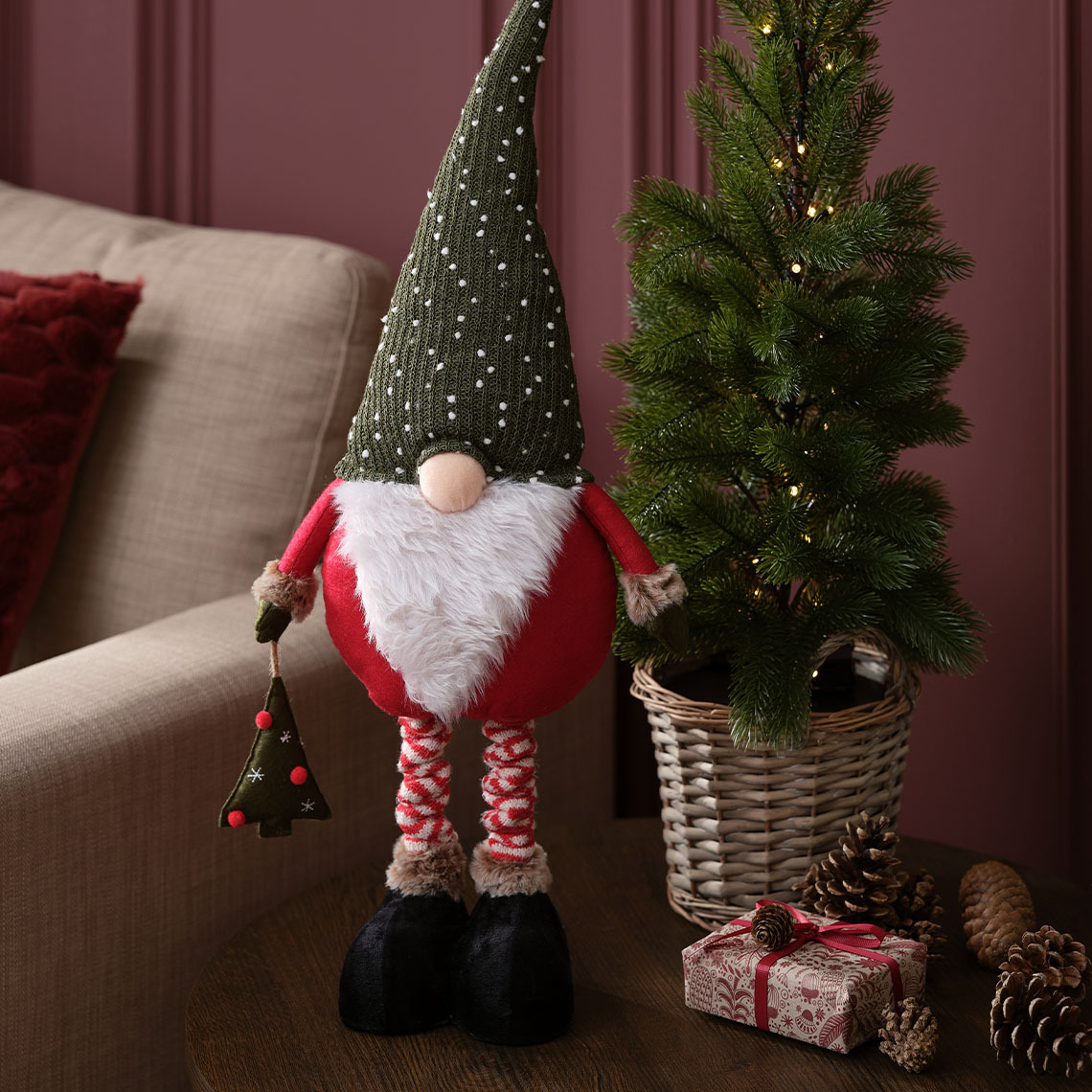 Der HALM-Weihnachtswichtel mit süßer Knopfnase und üppigem weißen Bart Skandinavischer Weihnachtswichtel mit Knopfnase, üppigem weißen Bart und grauer Mütze