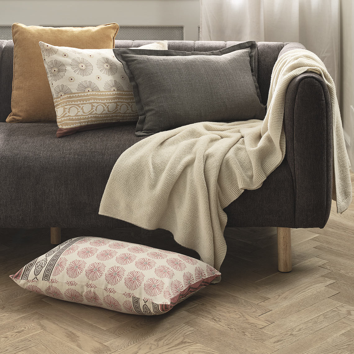 KATTEFOT gemusterte Kissen und HUMLE Decke Sofa mit Zierkissen und Decke