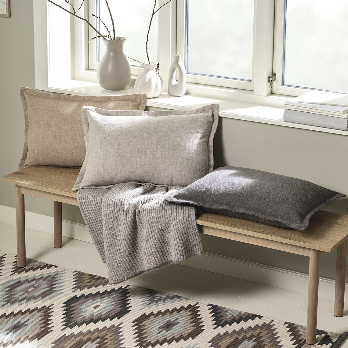 NATTVIOL Kissenhüllen in Braun, Beige und Latte Bank mit Zierkissen in verschiedenen Farben