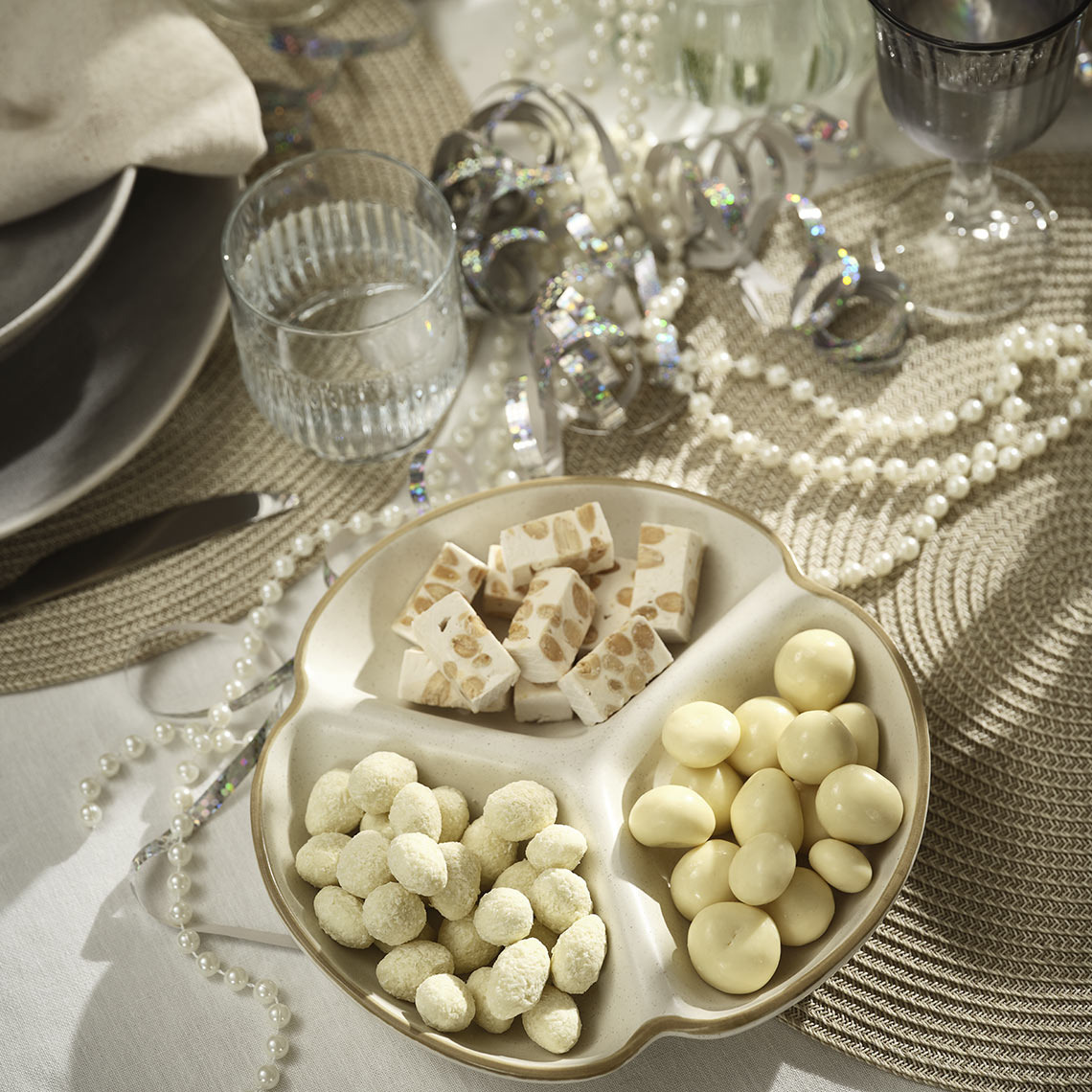 Weißes Snack-Tablett mit praktischen Fächern 
