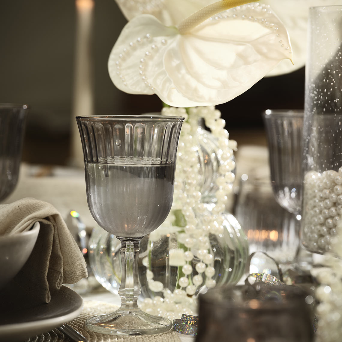 Weinglas auf einem gedeckten Tisch