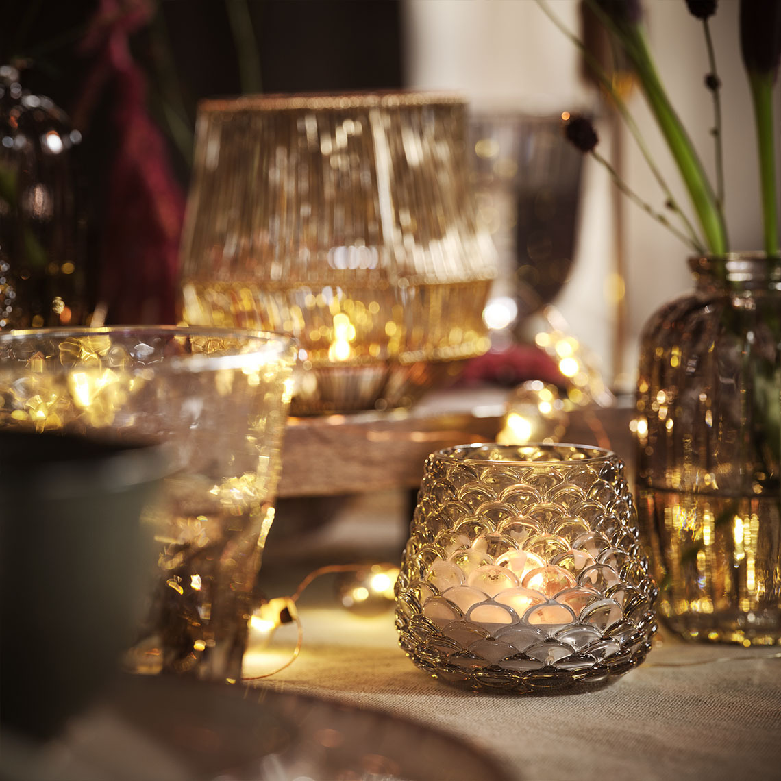 BIFROST Teelichthalter Esszimmertisch beleuchtet von Kerzen, Teelichtern in Teelichthaltern und Lichterketten