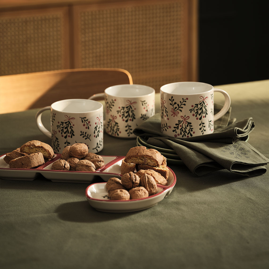 LIN Weihnachtstassen, LIN Weihnachtsschale und STJERNESTEN Stoffserviette Weihnachtsbecher, Schale und Stoffservietten auf einem Esszimmertisch