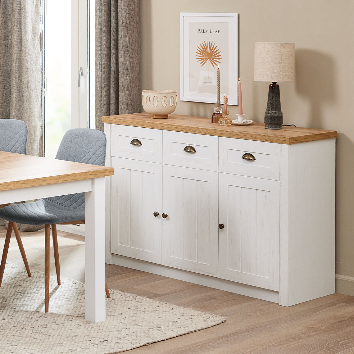 Sideboard aus Eiche in Weiß und Naturfarben als Aufbewahrungslösung für das Wohnzimmer