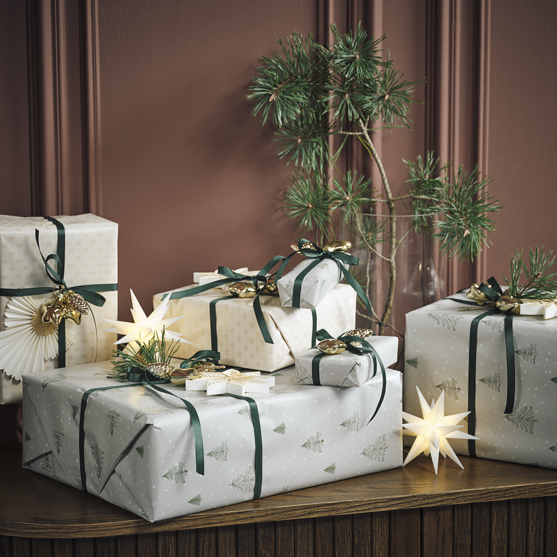 Eine Kommode auf der eine Reihe von schönen Geschenken liegen