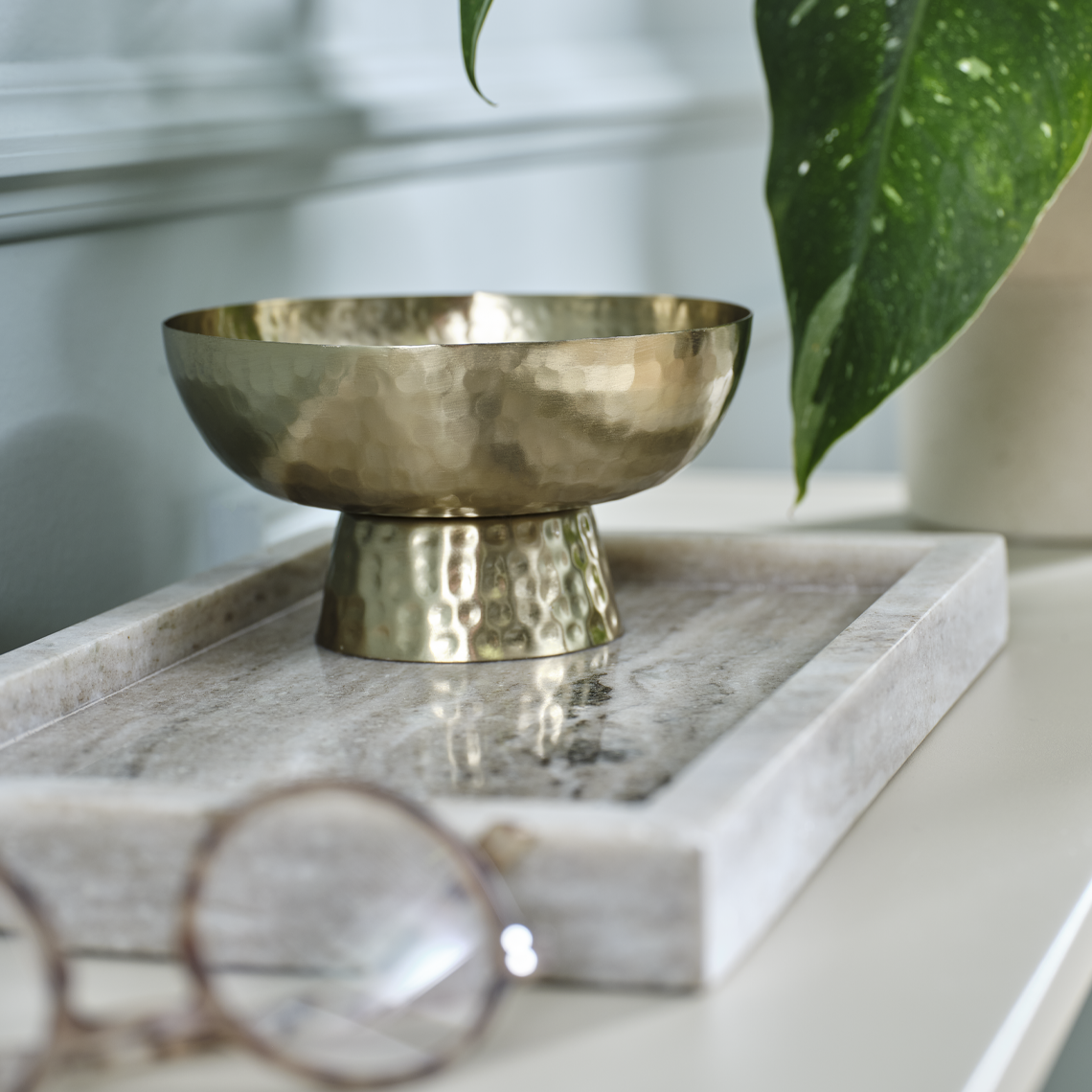 Moderne Schale in gold auf einem Marmourtablett