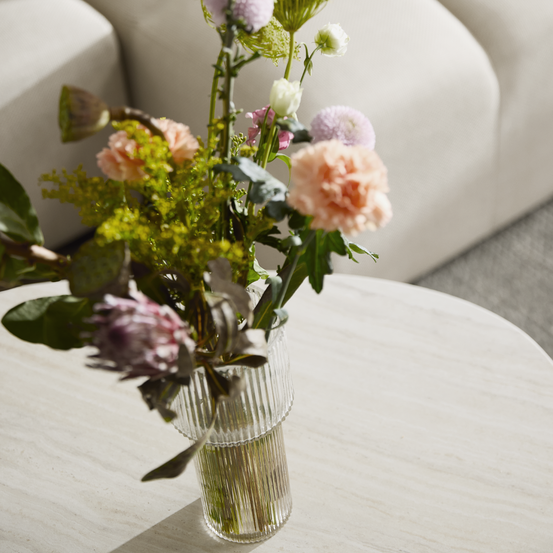 Glasvase mit schönen bunten Blumen