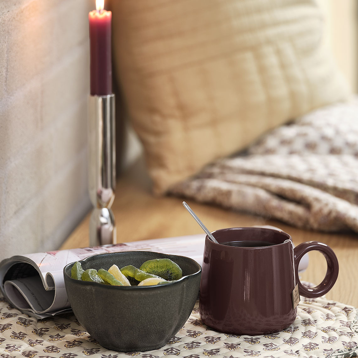 Schale und Tasse auf einem Tischset