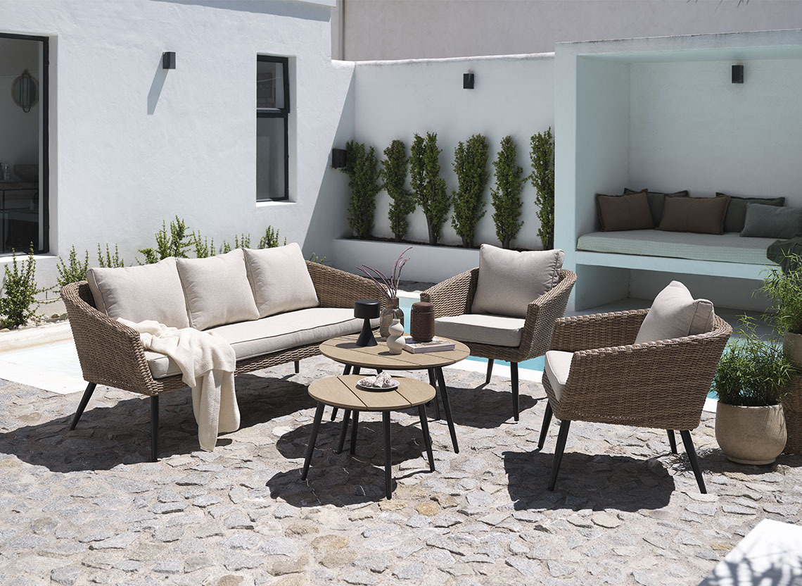 Garten-Lounge-Set aus Polyrattan auf einer Terrasse
