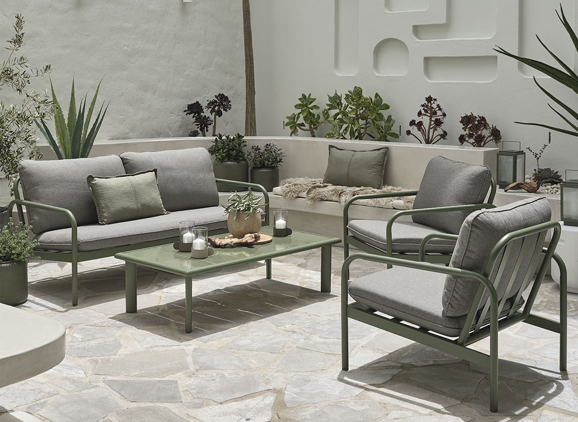 Olivgrünes Garten-Lounge-Set auf einer Terrasse mit Kissen