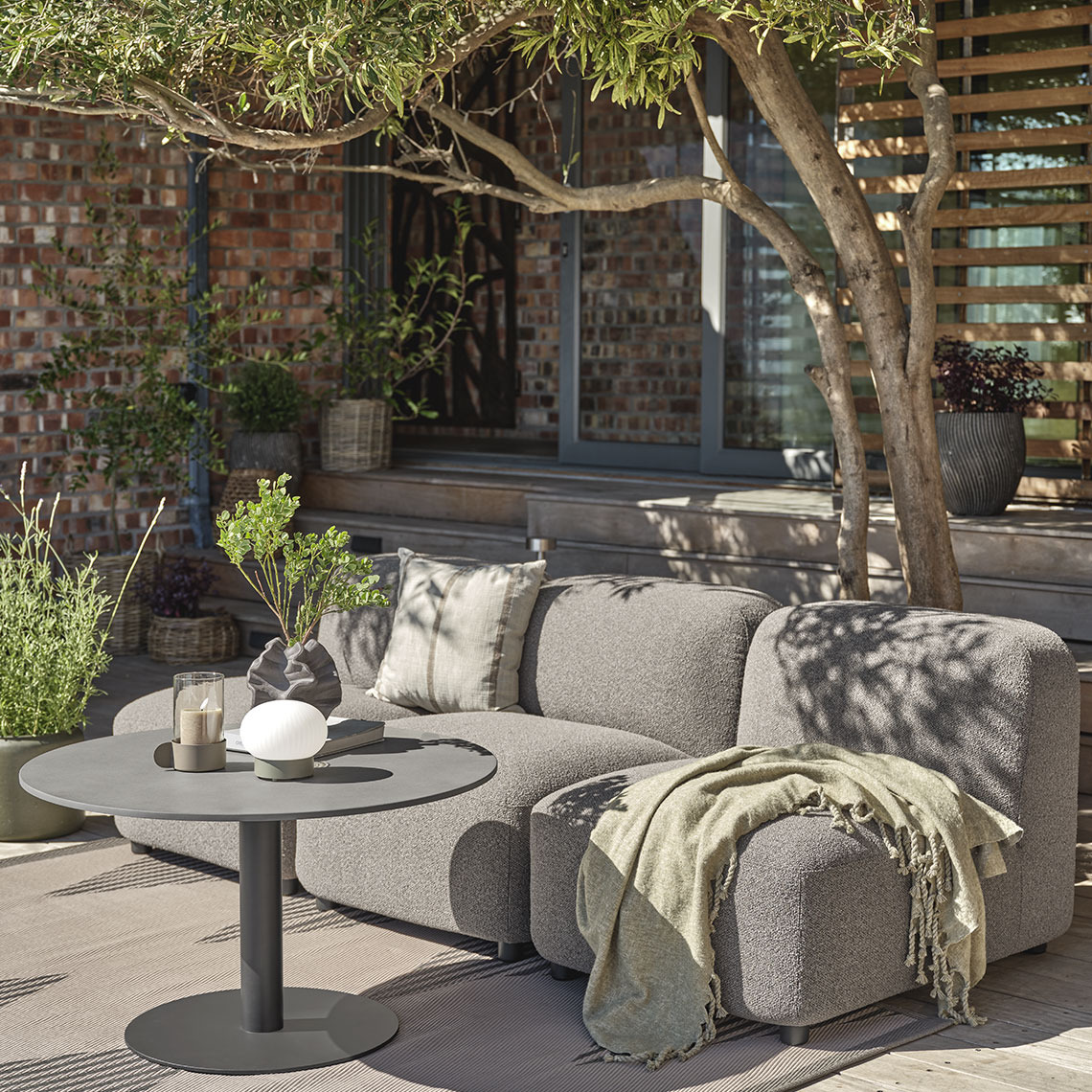 Die TANE Lounge-Module trocknen nach einem Regenschauer schnell Loungesofa aus schnell trocknendem Material