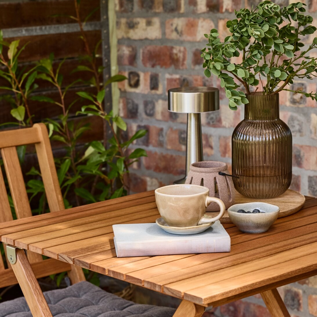 Tischdeko mit DETMER Kaffeetasse, YNGVAR Vase und MUSVIT Tischlampe