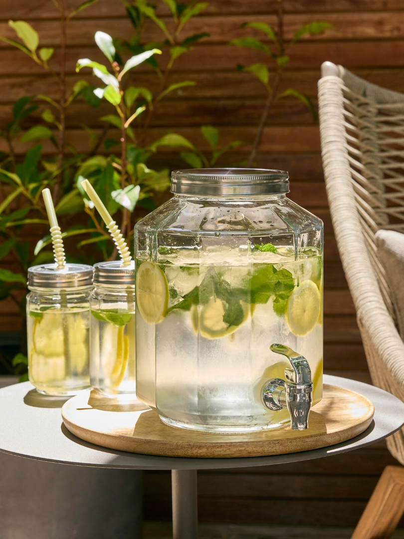 GLASS Trinkglas und VANN Behälter mit Zapfhahn