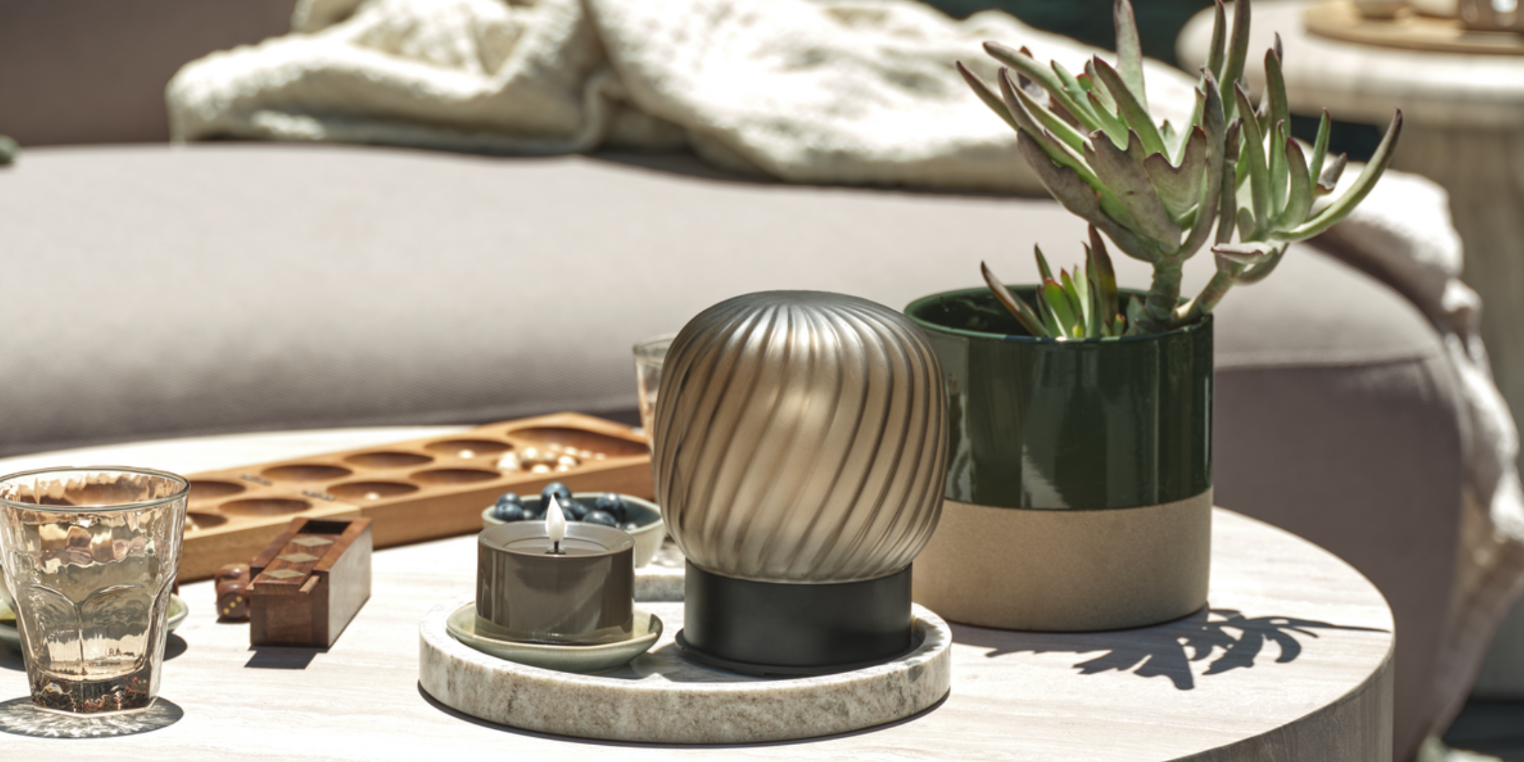 MEJSE Batterielampe, KRAGE Pflanzkübel und weitere Dekorationen