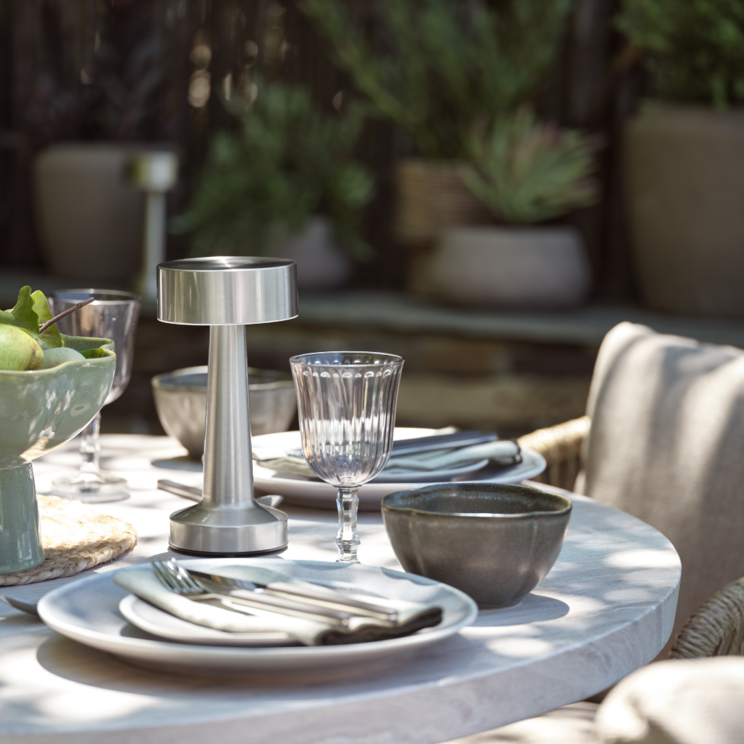 Tischdeko mit MUSVIT Tischlampe, ELIAS Teller und FRIDOLIN Glas
