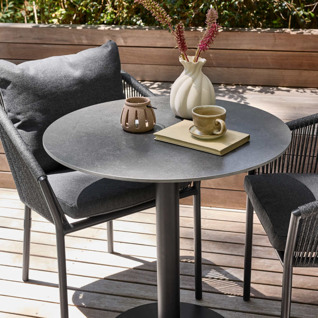 VAMDRUP Bistrotisch und DETMER Kaffeetasse