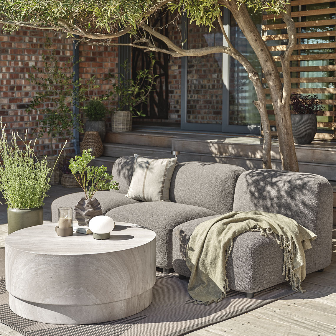 Loungesofa aus zusammengestellten Loungemodulen