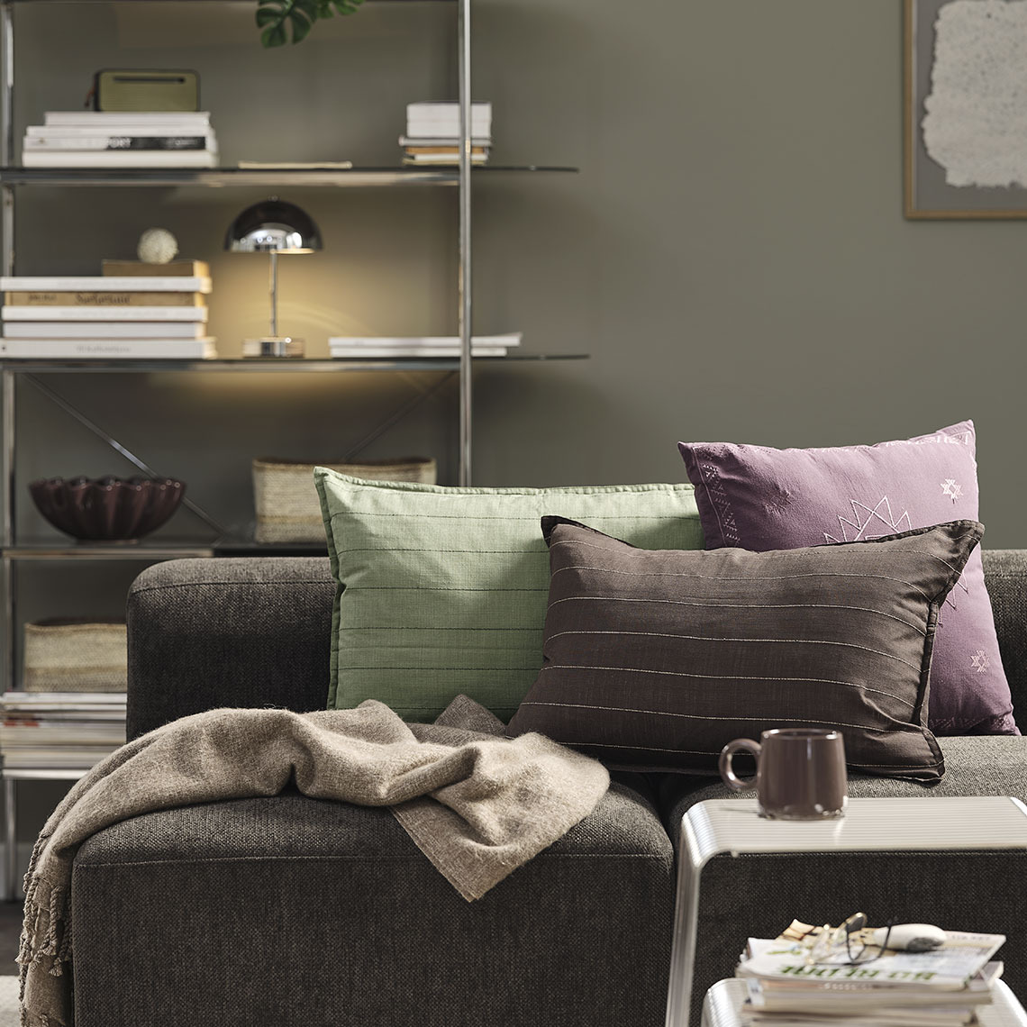 Sofa mit Kissen und Decke