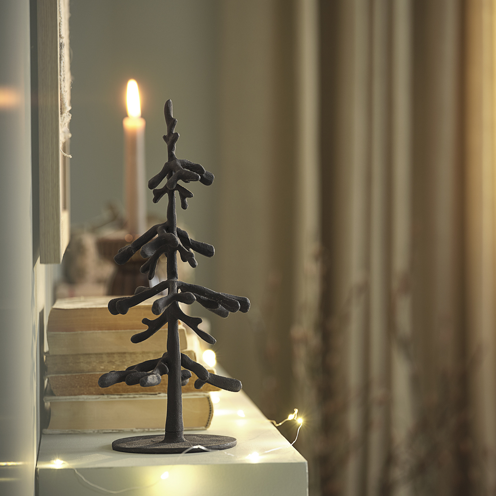 Dekorativer Weihnachtsbaum auf einem Regal