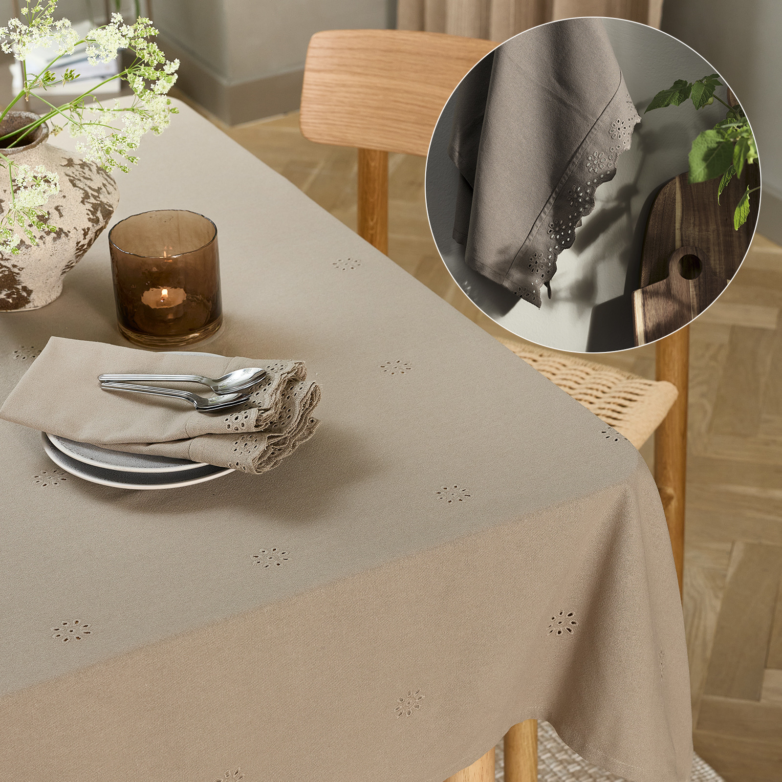 Gedeckter Tisch mit Tischdecke, Tellern und Stoffservietten