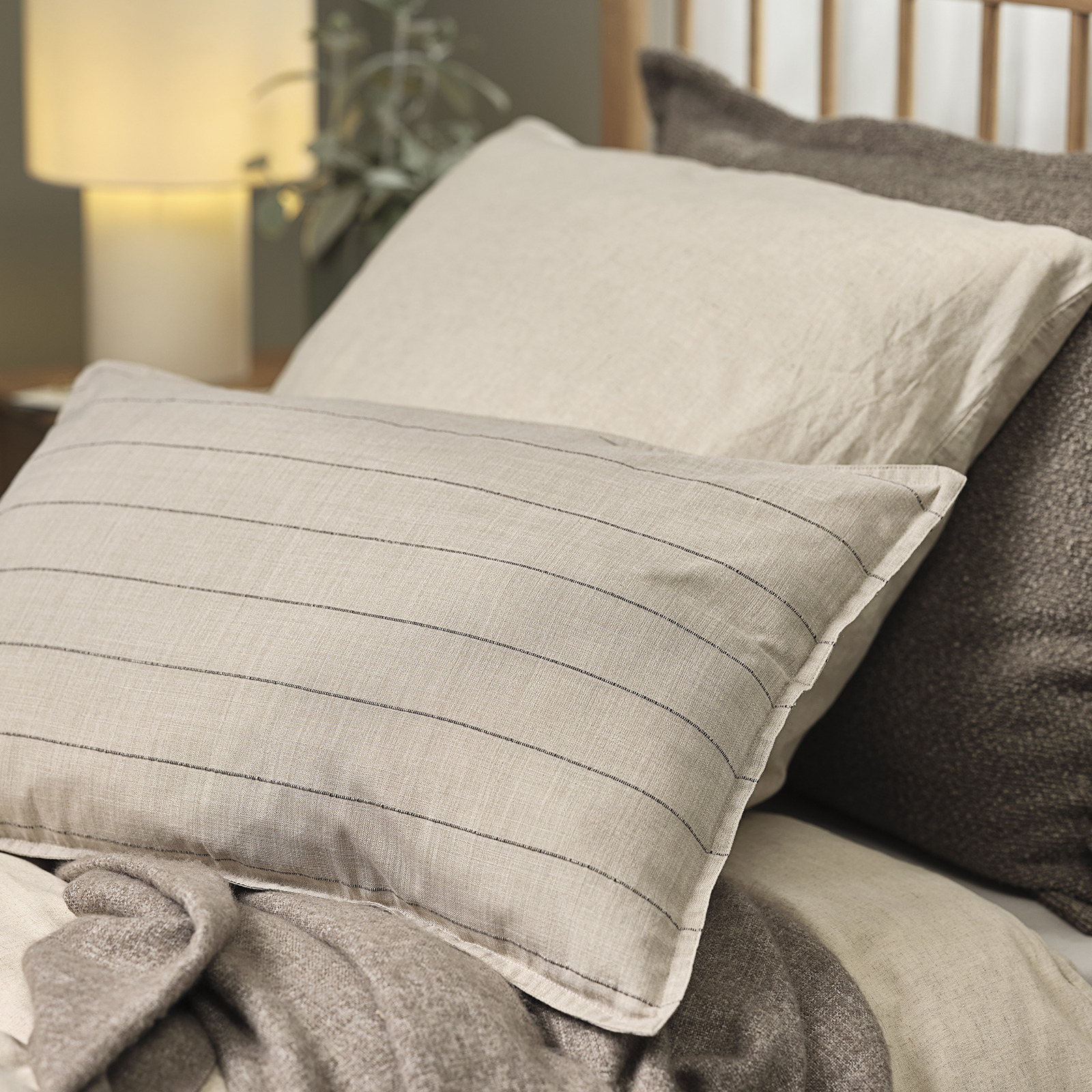 Bett mit zwei Kissen