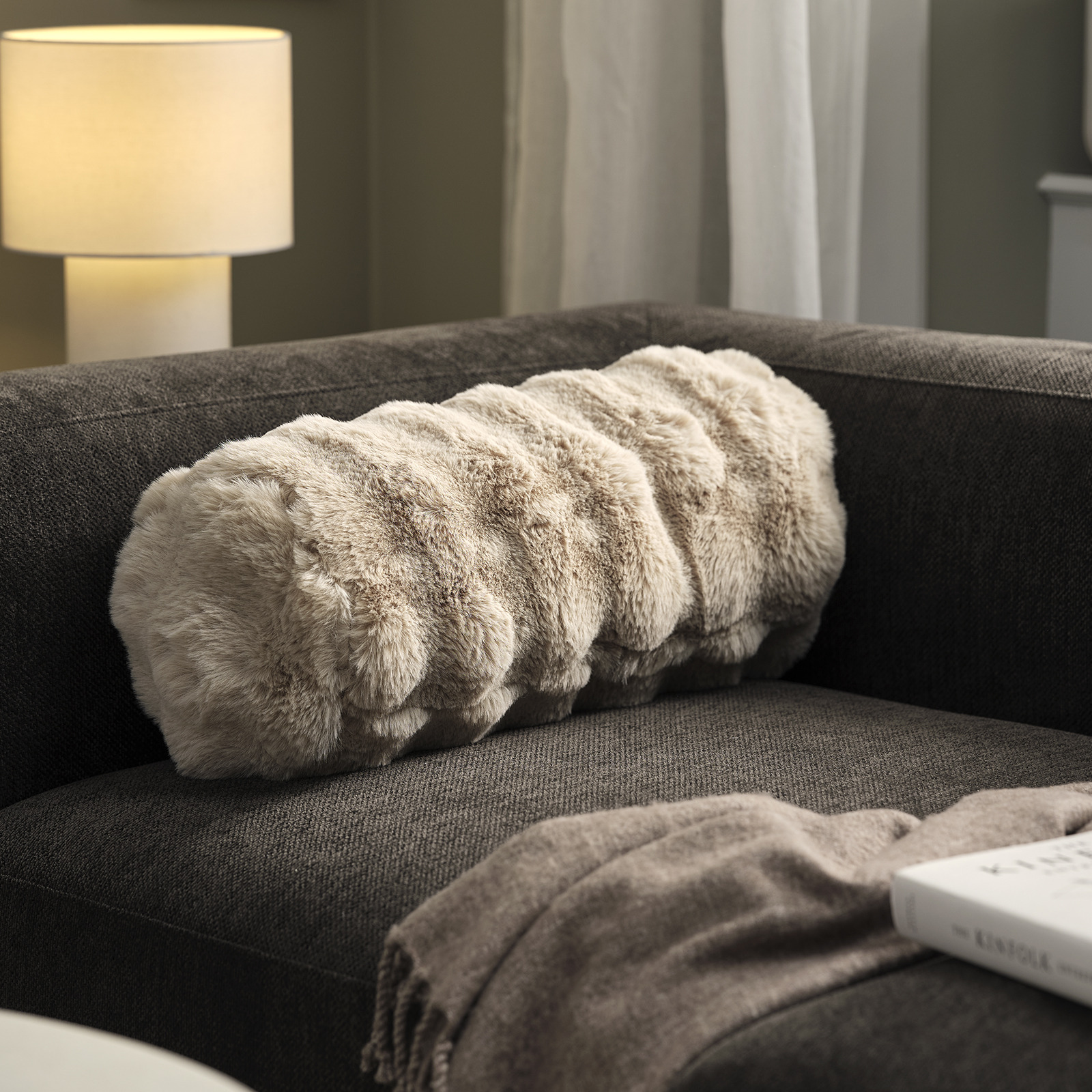 Sofa mit zylinderförmigem Kissen