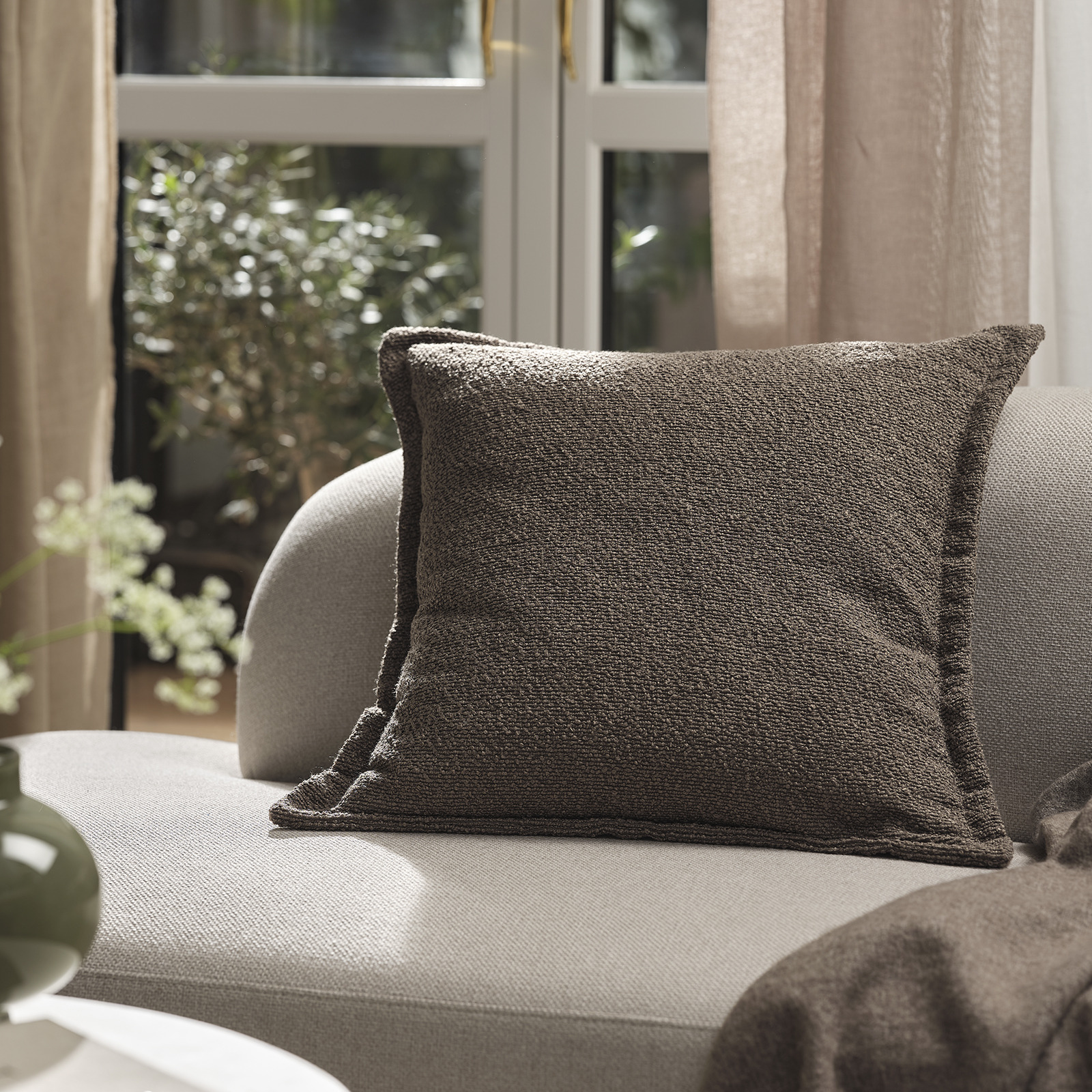 Sofa mit braunem Kissenbezug