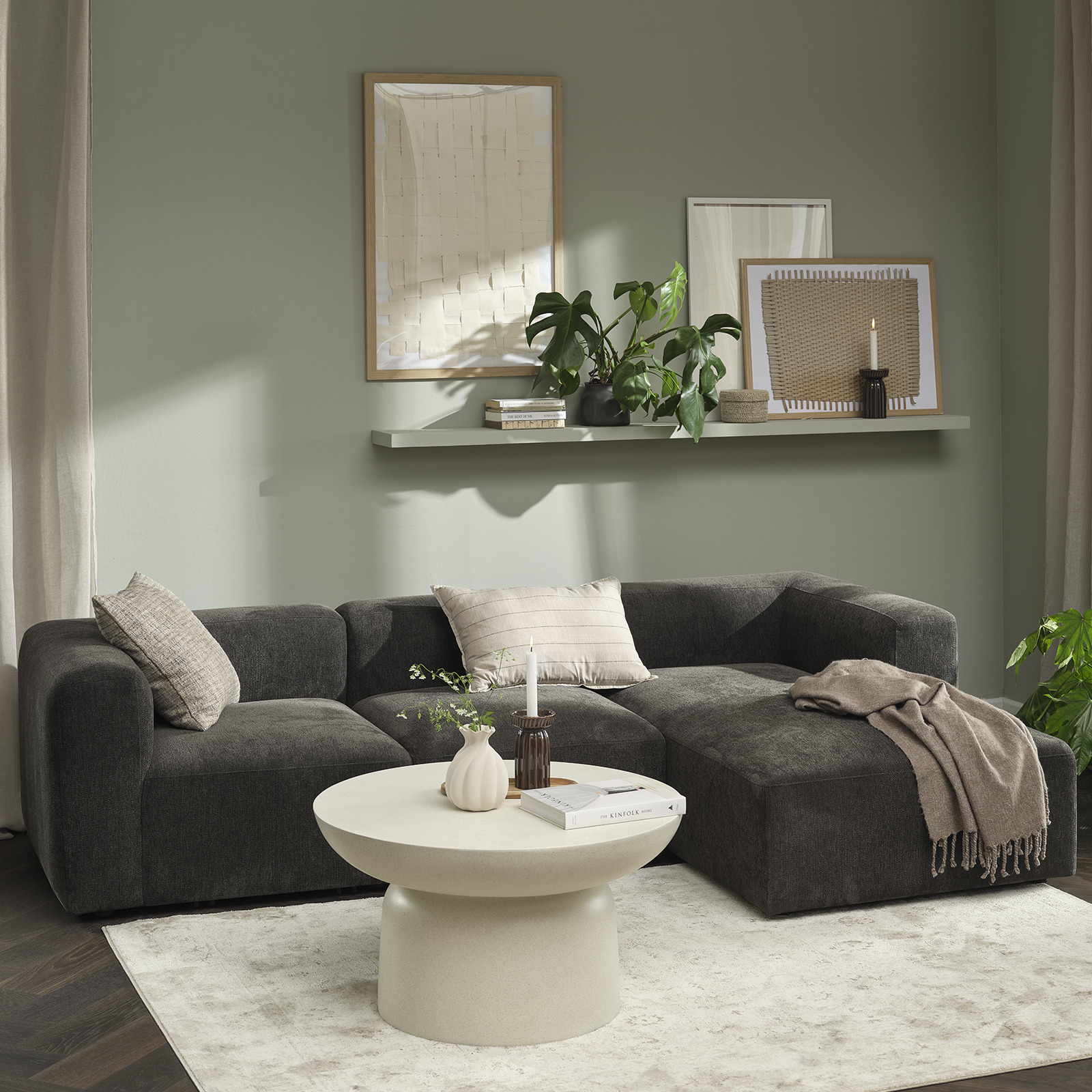 SKEJBY modulares Sofa in Braun Modulares Sofa und Couchtisch im Wohnzimmer